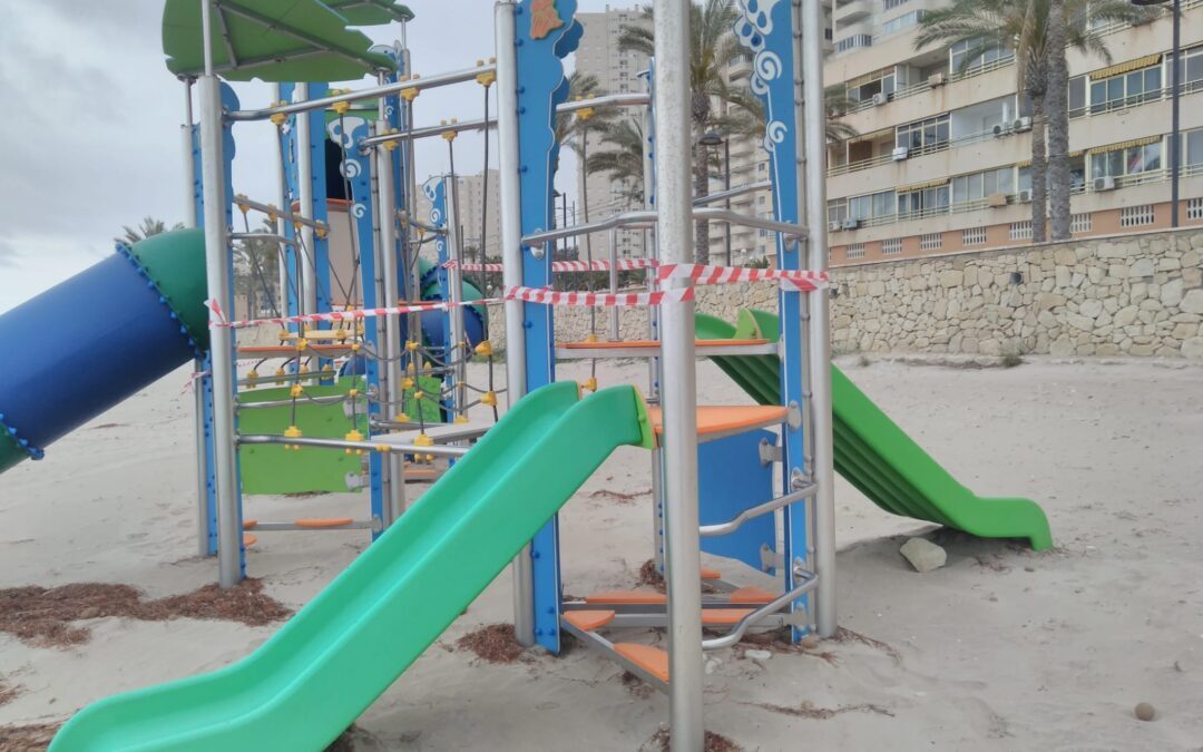 Alicante modernizará y renovará los juegos lúdicos e infantiles de las playas