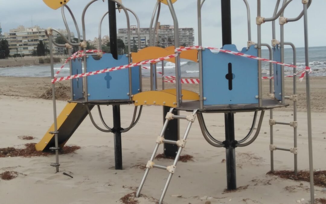 Alicante renueva juegos infantiles y zonas deportivas de sus playas 