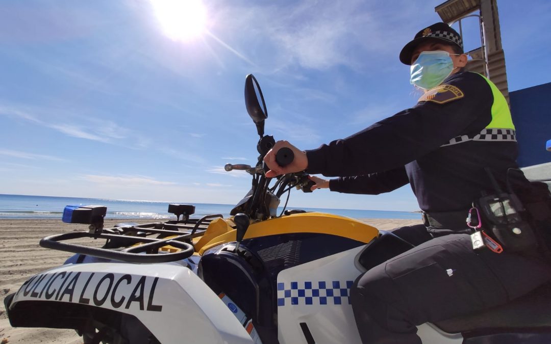 La Policía Local de Alicante denuncia a personas paseando y bañándose en la playa, haciendo surf y jugando al voleibol