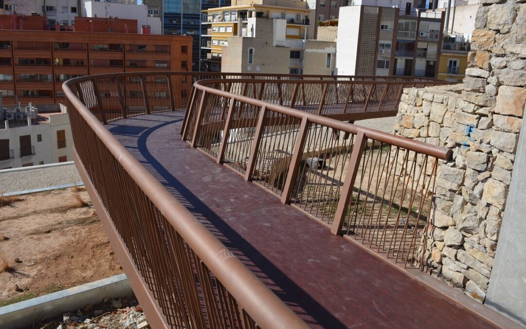 Alicante ya cuenta con la nueva pasarela peatonal para hacer accesible Santa Cruz