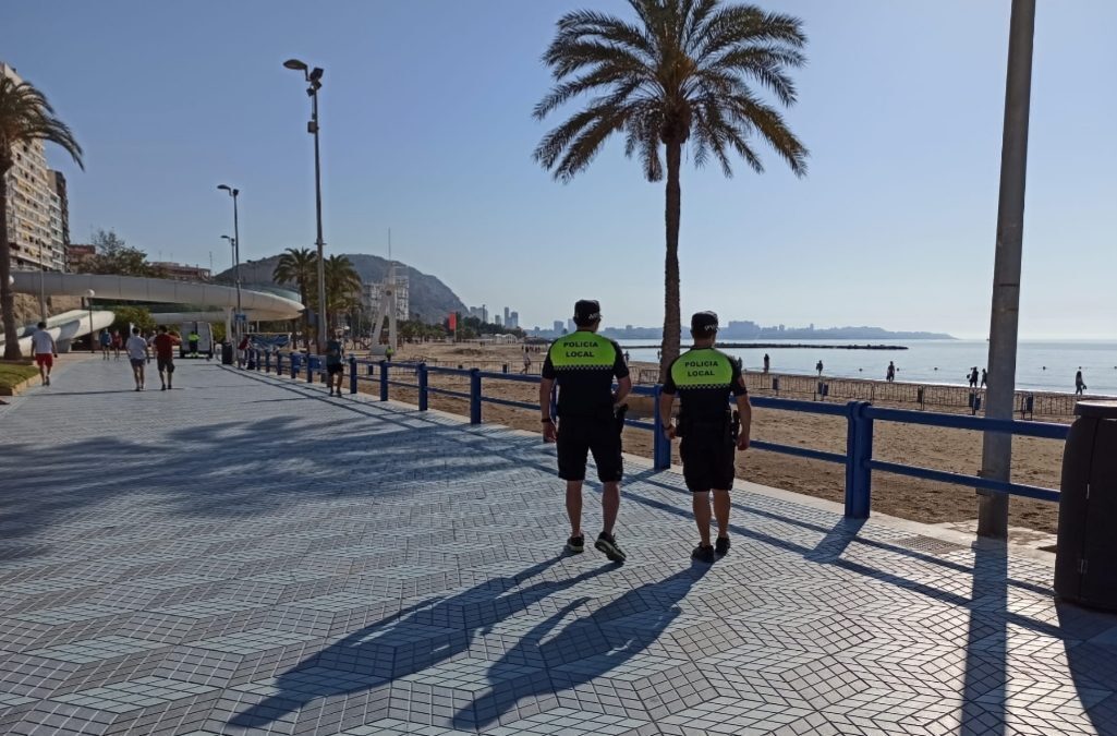 La Policía Local de Alicante disuelve cuatro botellones y cierra tres bares