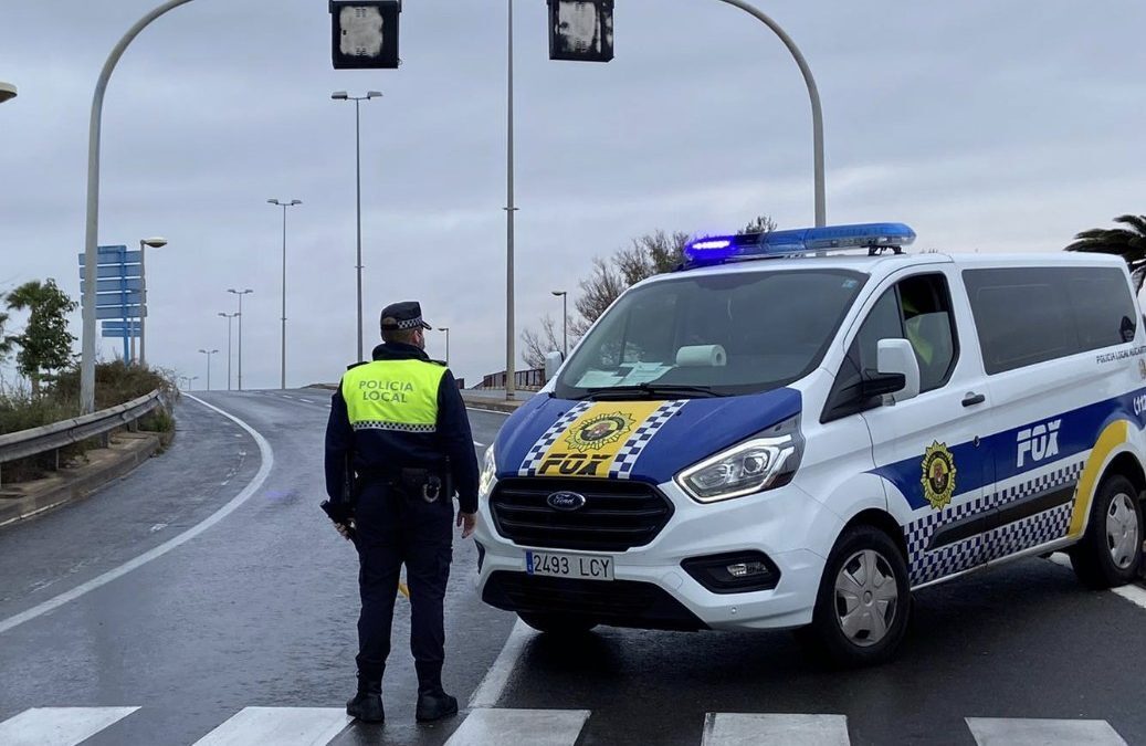 La Policía Local de Alicante disuelve dos botellones en el casco antiguo y un cumpleaños en la calle