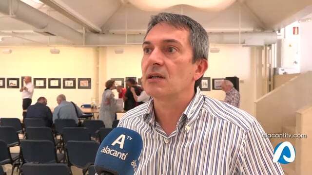 Antonio Madrigal recibe el premio Notario del Humor de la UA de la XVII Muestra de Humor Social