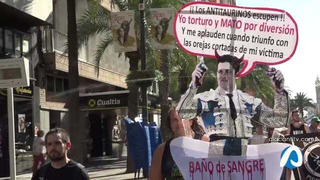 Cerca de 500 personas se manifiestan en contra de la feria taurina de Hogueras