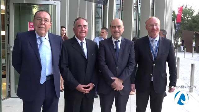 José Enrique Garrigós recibe la medalla de oro y brillantes en la Noche de la Economía Alicantina