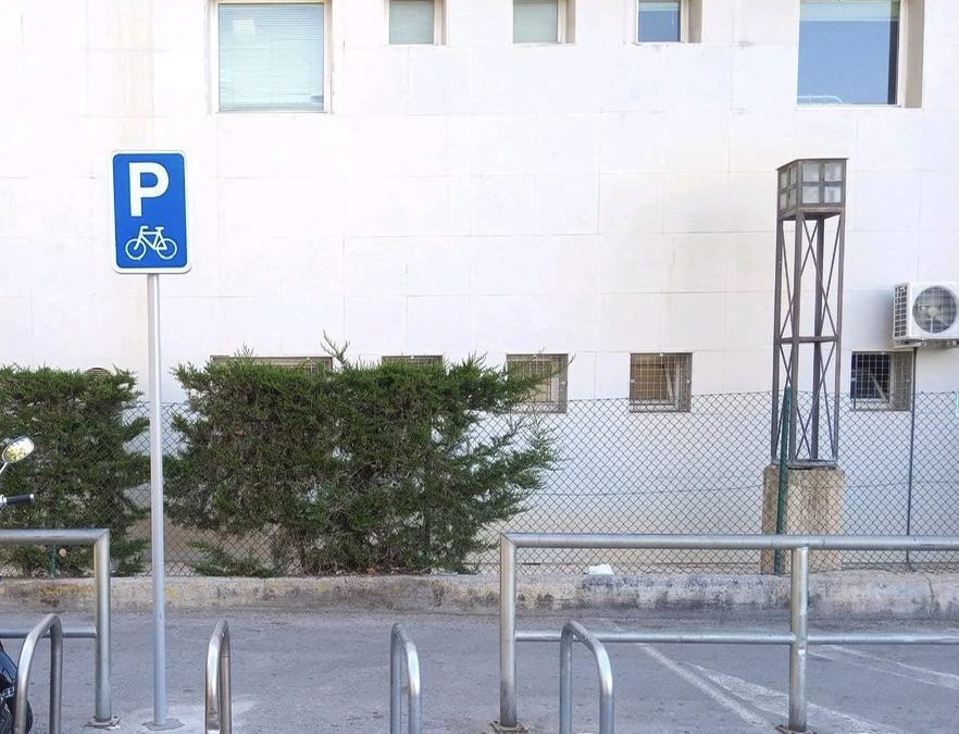 El Ayuntamiento instala nuevos aparcabicicletas en los centros de Salud de Alicante