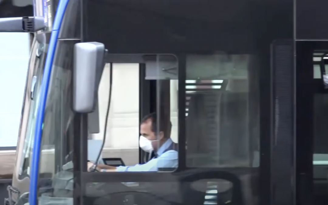 Dispensadores de gel higienizante en los autobuses a partir del lunes