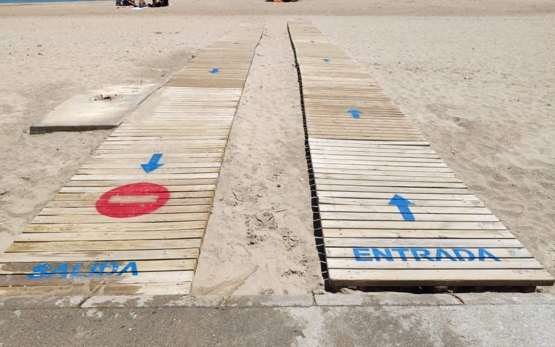 Auxiliares en las playas de El Campello para controlar que se cumplen las medidas