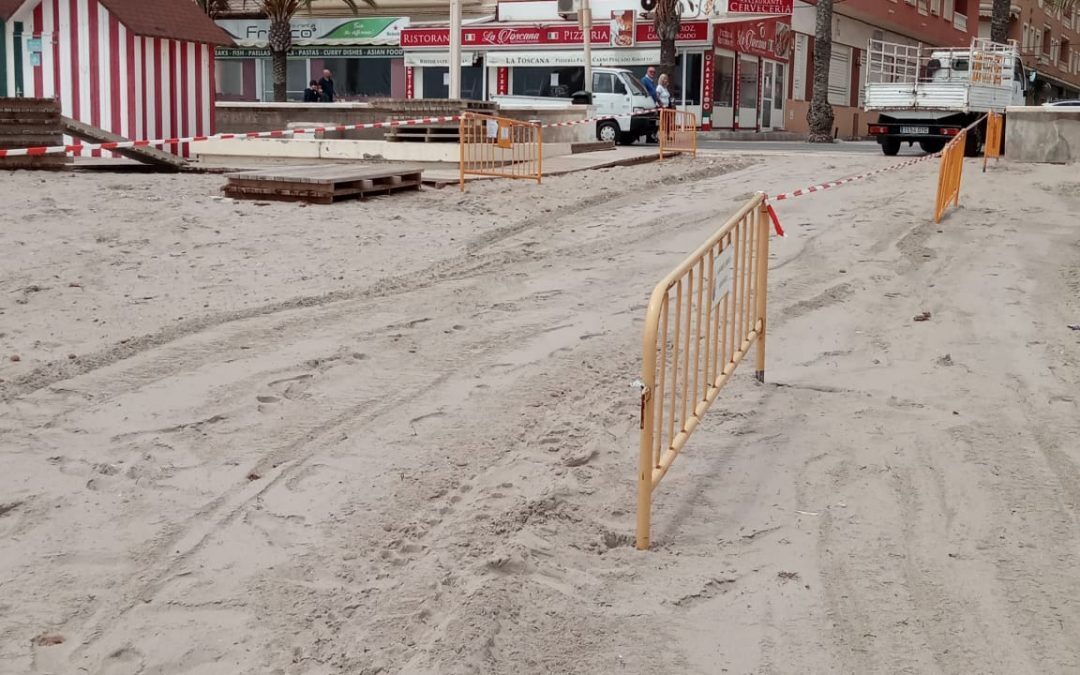 El Campello instala los «Pasillos del Nado», puntos de acceso al mar para los nadadores