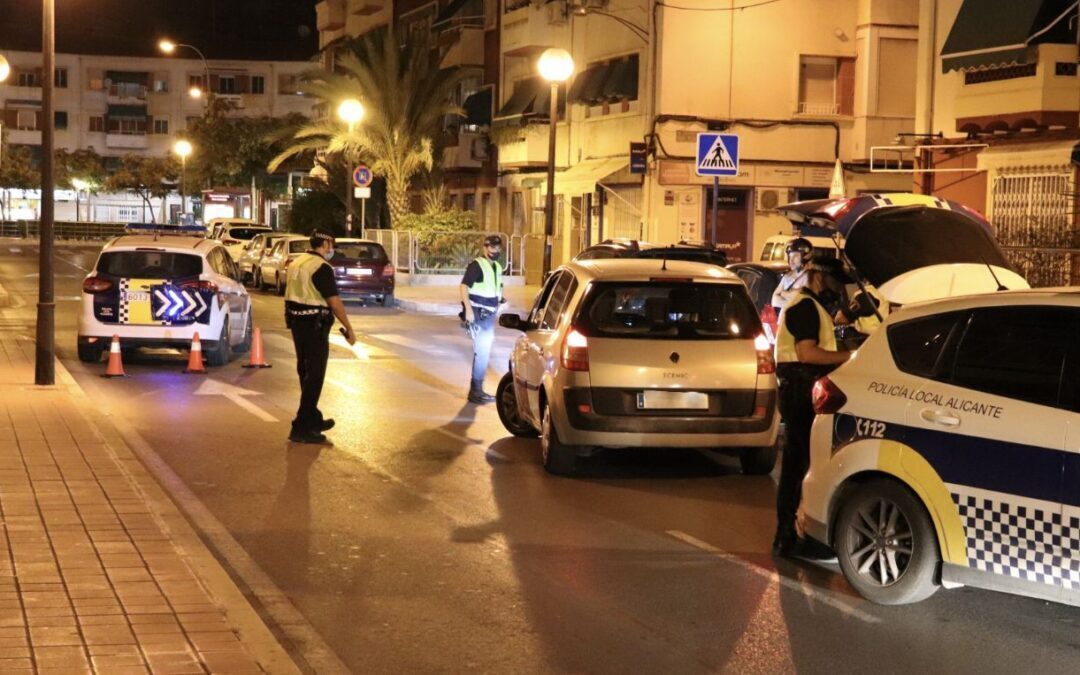 La Policía Local disolvió anoche un botellón y ocho fiestas en pisos
