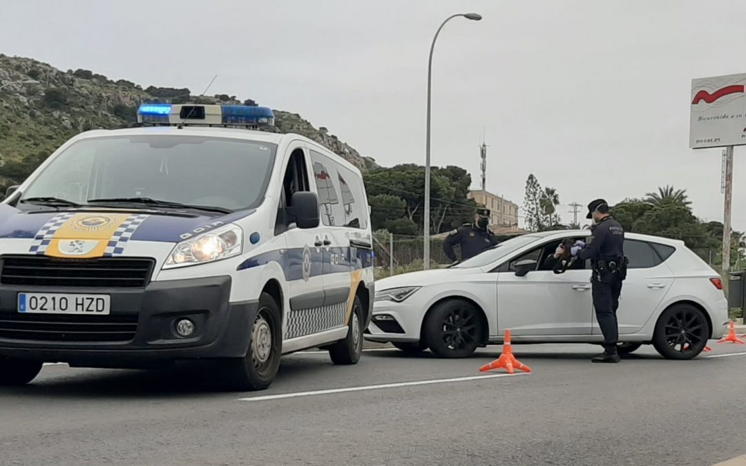 La Policía Local de Alicante detiene a un presunto traficante de drogas cuando transportaban hachís debajo de un asiento