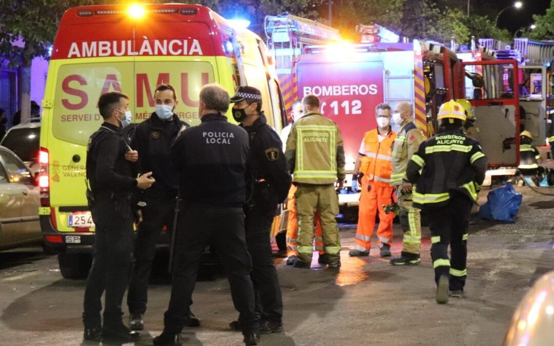 Los bomberos rescatan a ocho personas en un incendio en Virgen del Remedio