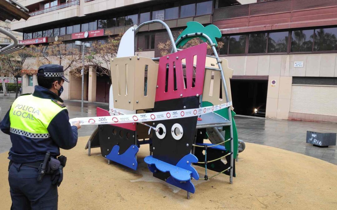 La Policía Local cierra las áreas de juegos infantiles y aparatos biosaludables