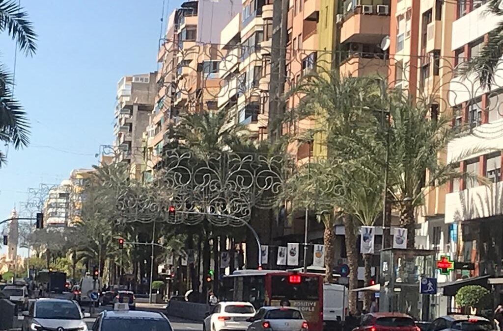 Alicante se iluminará esta Navidad con 780 arcos y guirnaldas