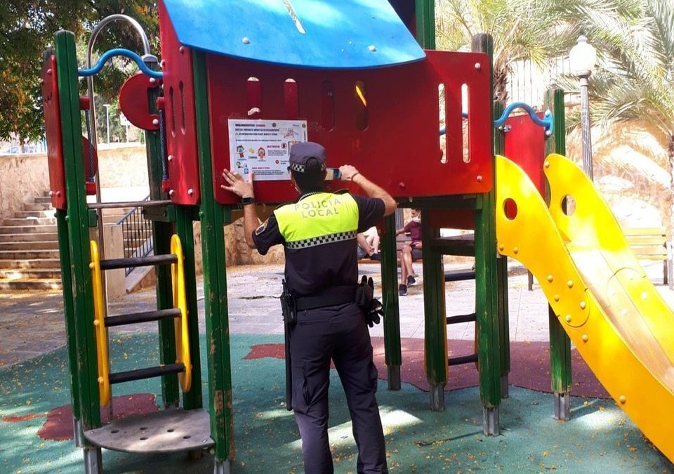 La Policía Local de Alicante refuerza con carteles la apertura de los parques y juegos infantiles