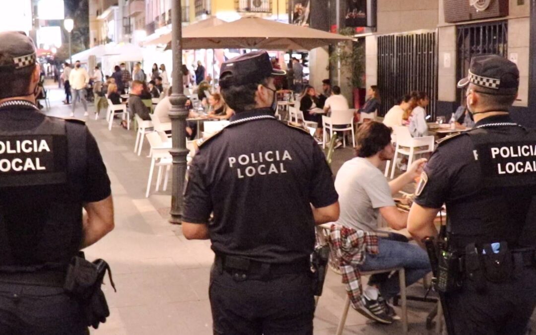 La Policía Local desaloja y cierra una discoteca con 17 personas