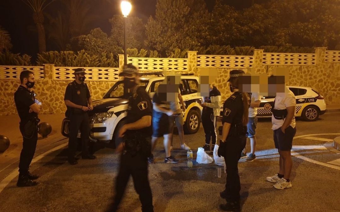 La Policía Local de Alicante denuncia a trece establecimientos de hostelería este fin de semana
