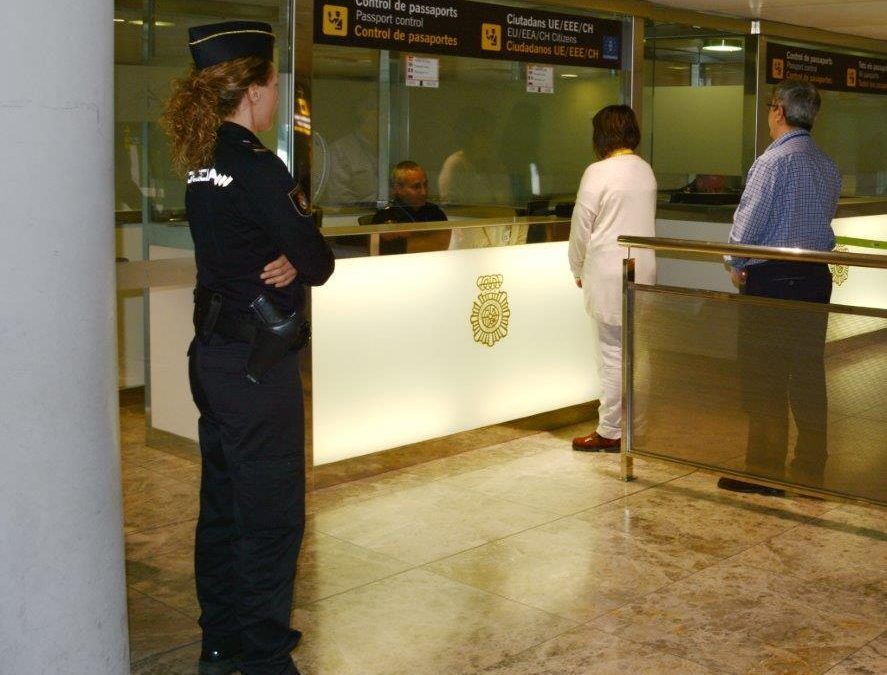 La Policía Nacional detiene a un fugitivo en el aeropuerto de El Altet buscado por Bélgica por fraude informático