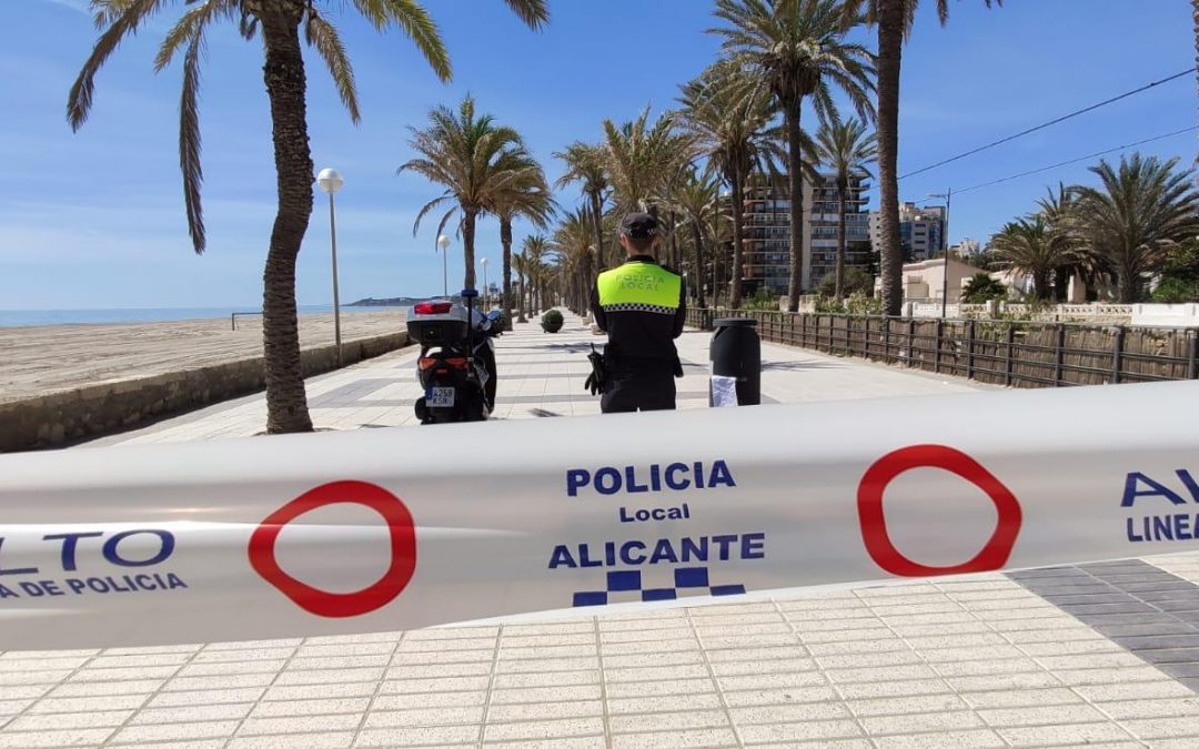 La Policía Local de Alicante impone 43 multas por infringir la franja horaria, pasear o bañarse en la playa