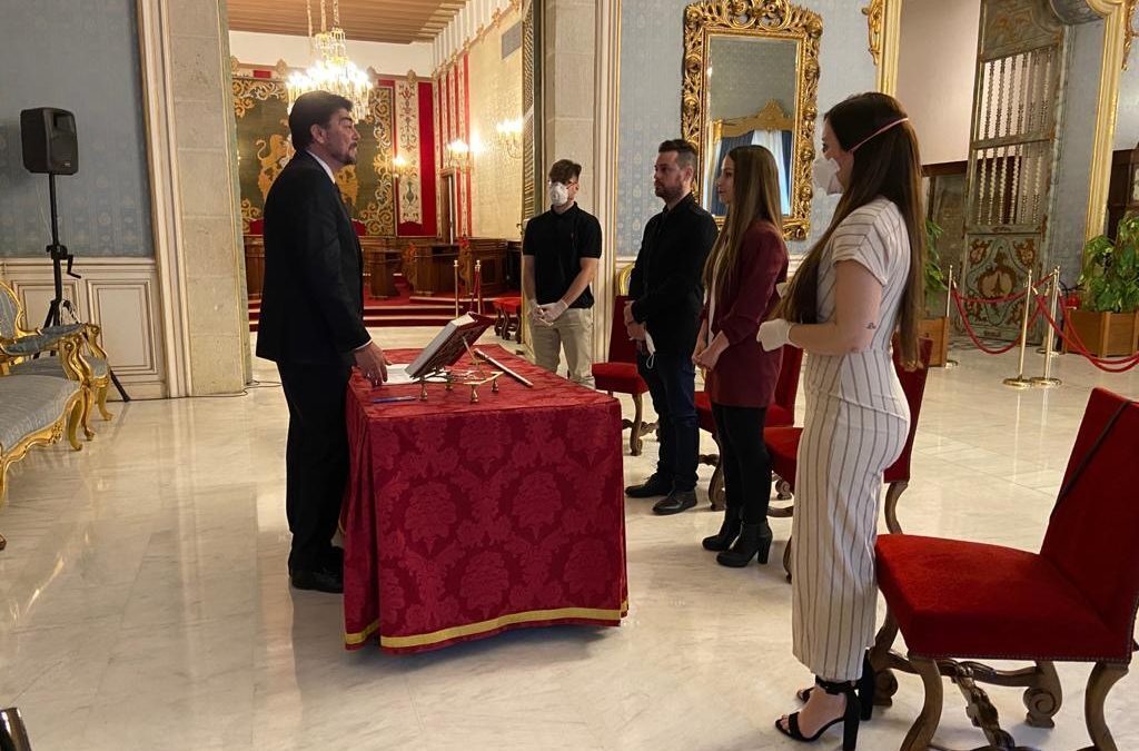 El alcalde de Alicante ha casado hoy a una enfermera y alabado la labor de los sanitarios