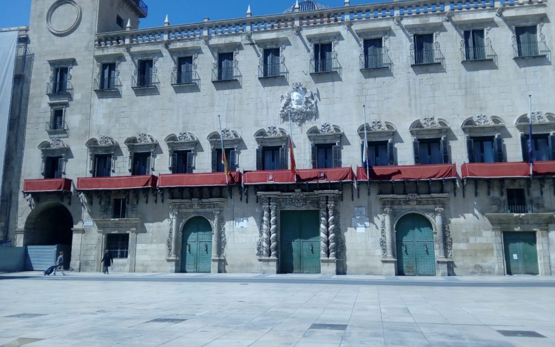 El Ayuntamiento de Alicante homenajea a las cofradías y hermandades a través de sus balcones