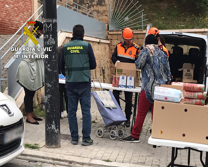 La Guardia Civil reparte lotes de alimentos en las comunidades de migrantes de Alicante