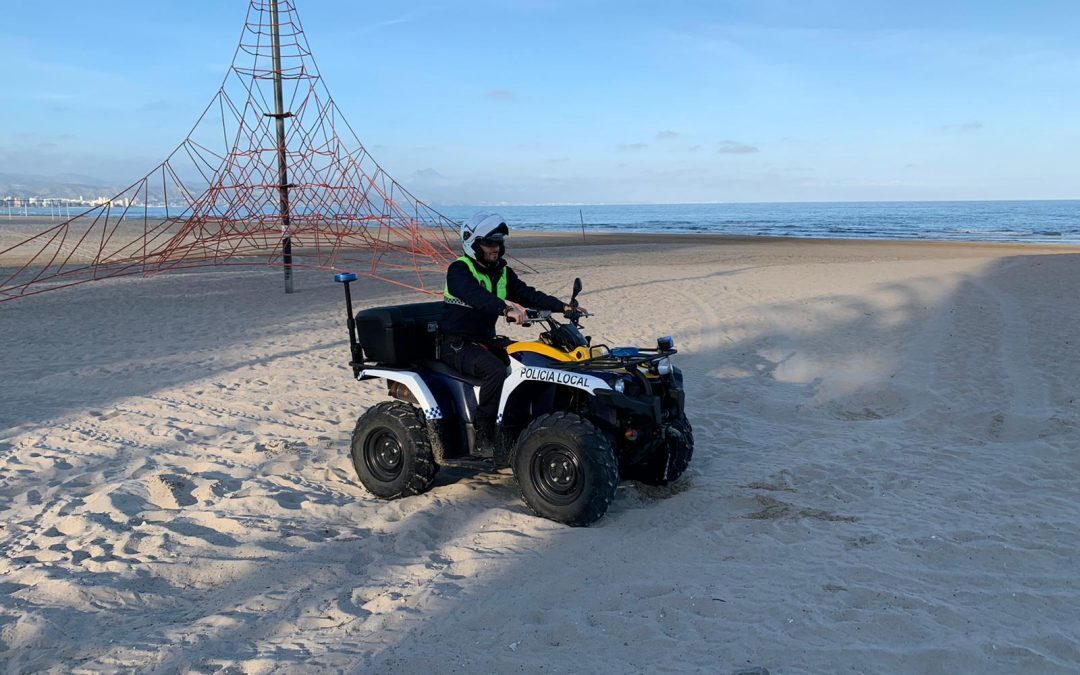 La Policía Local de Alicante sanciona a personas que hoy estaban bañándose o pescando