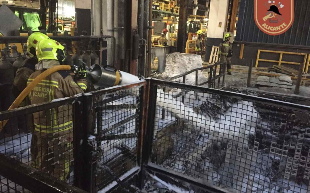 Los bomberos del SPEIS extinguen un incendio en un depósito de 40.000 litros de aceite