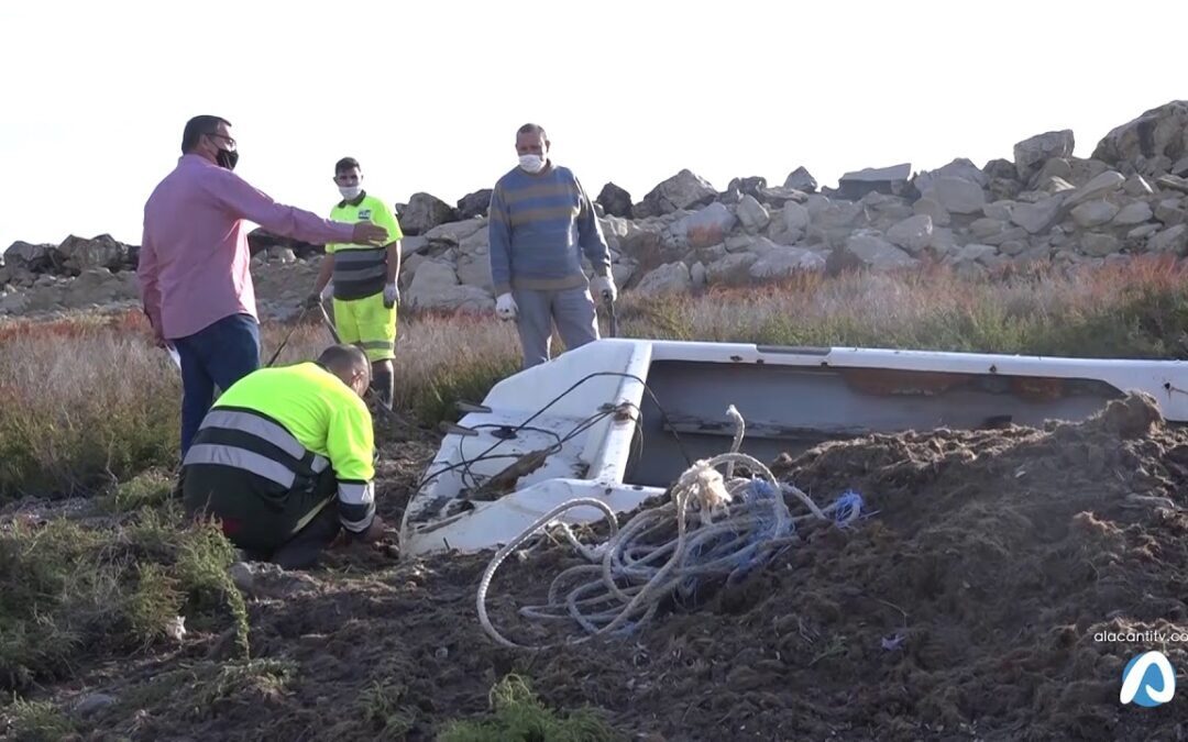 El Campello retira las barcas varadas en Cala Baeza