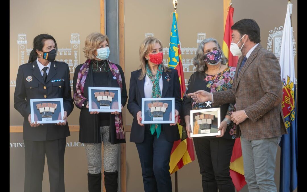 Alicante homenajea a sus primeras Policías Locales tras 40 años de servicio