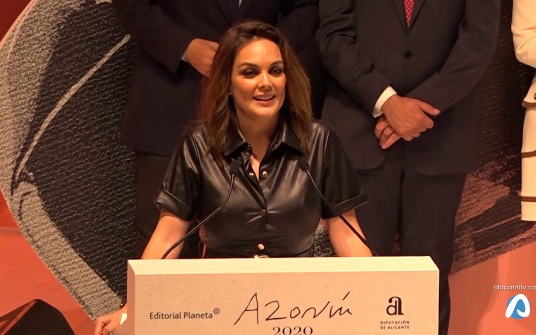 Mónica Carrillo recibe el premio Azorín en Alicante