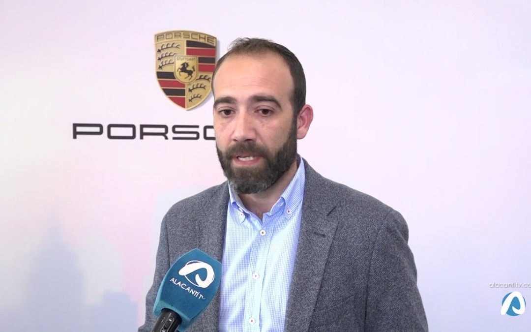 Alumnos de FEMPA visitan los coches eléctricos e híbridos de Porsche