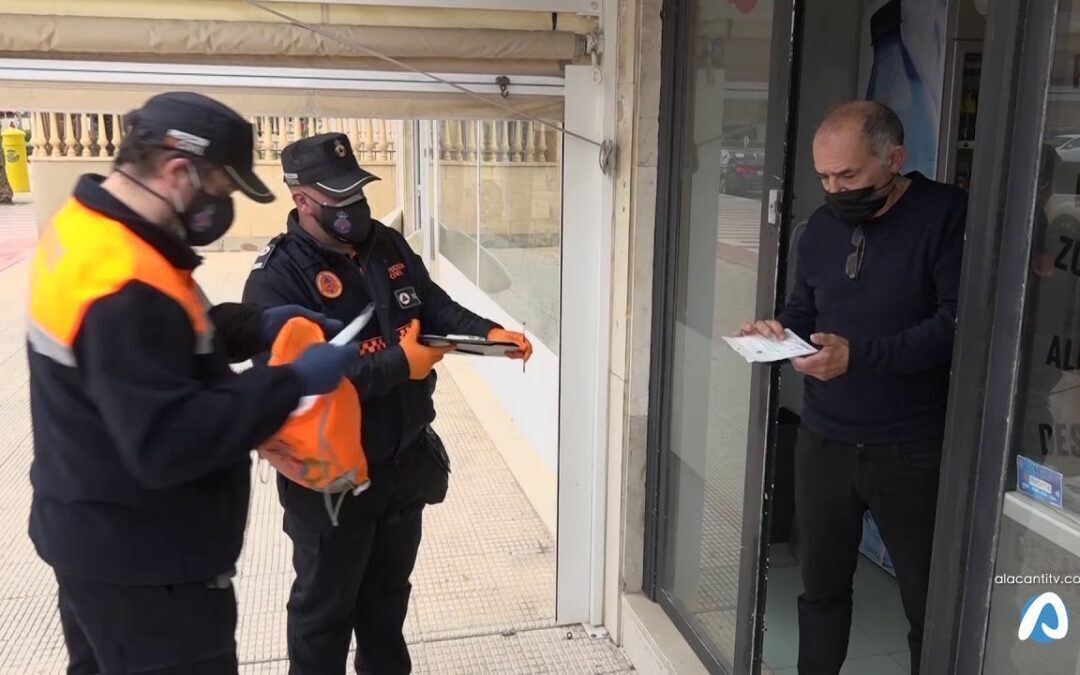 El Campello distribuye mascarillas FFP2 entre los comercios