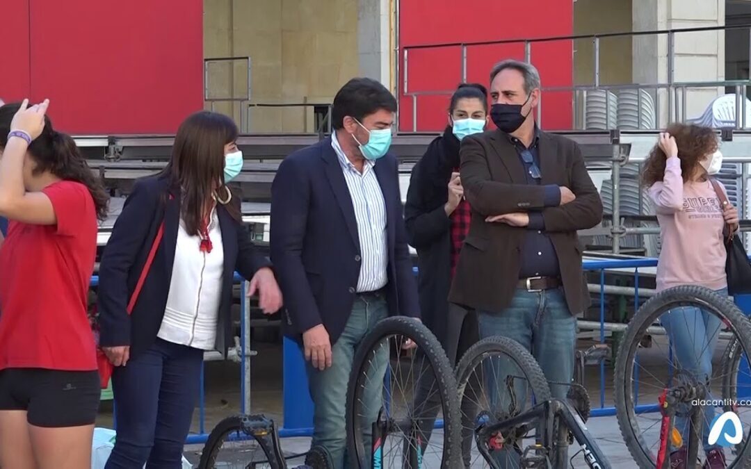 Concentración y manifiesto para las mejoras ciclistas en la Playa de San Juan