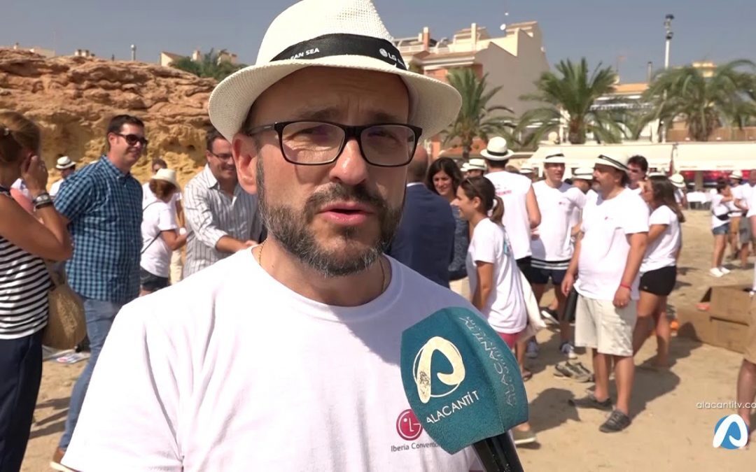 La lucha por mantener las playas limpias en El Campello