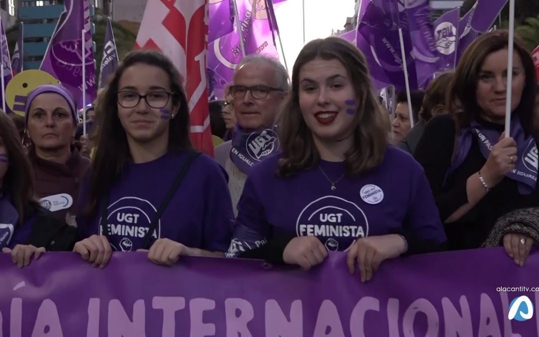 Alicante se tiñe de violeta para reivindicar más feminismo y menos muertes por violencia de género