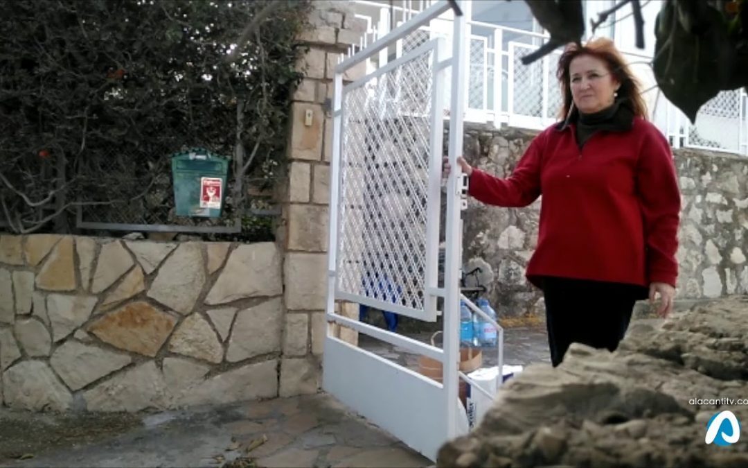 La Protección Civil de El Campello entregando la compra a una mujer de 101 años