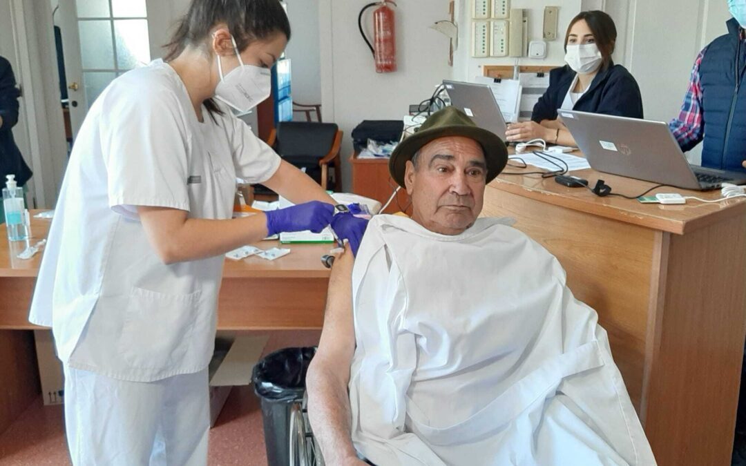 Salvador Brotons, de 65 años, primer alicantino vacunado contra la Covid