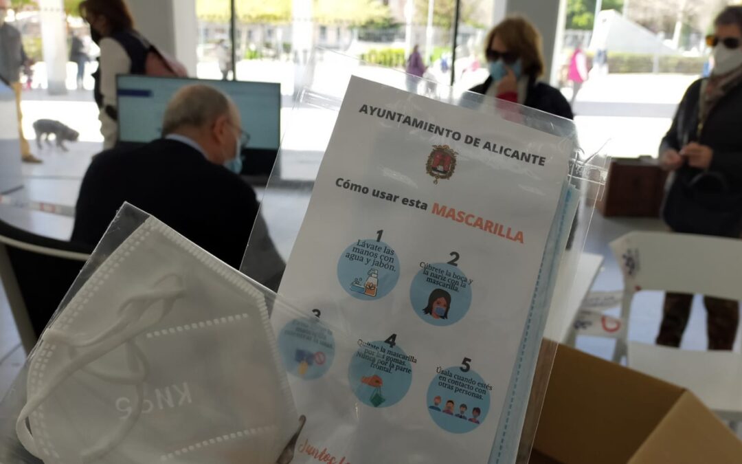 El Ayuntamiento entrega 3.000 marcarillas FFP2 a personas mayores de 65 años