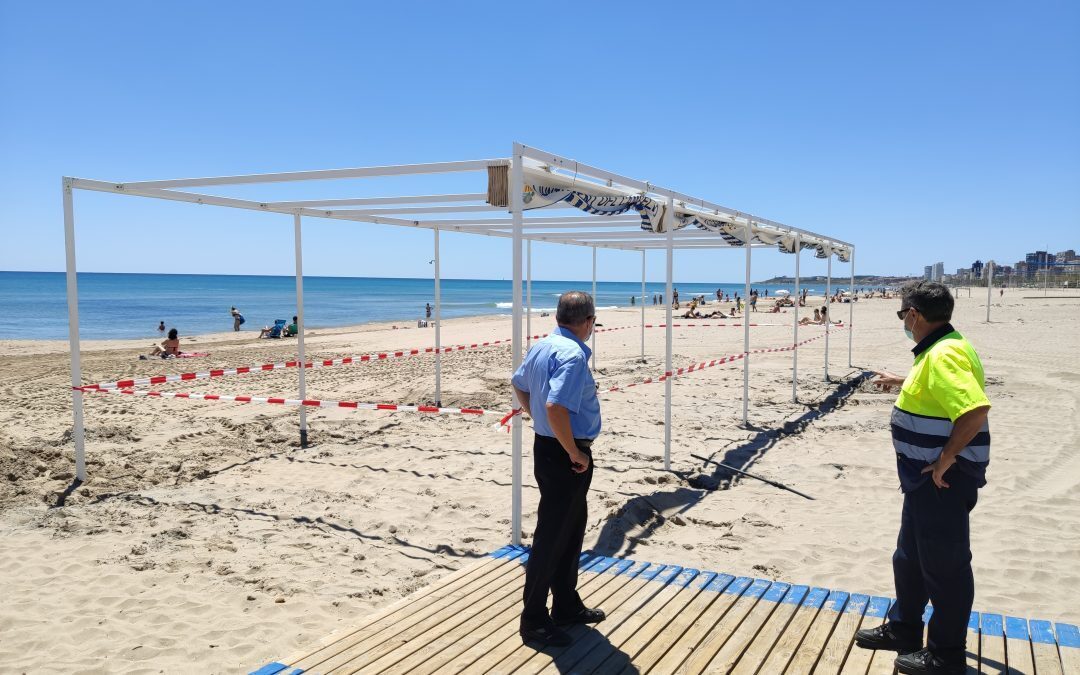 Las pasarelas de la playa Muchavista continúan instalándose