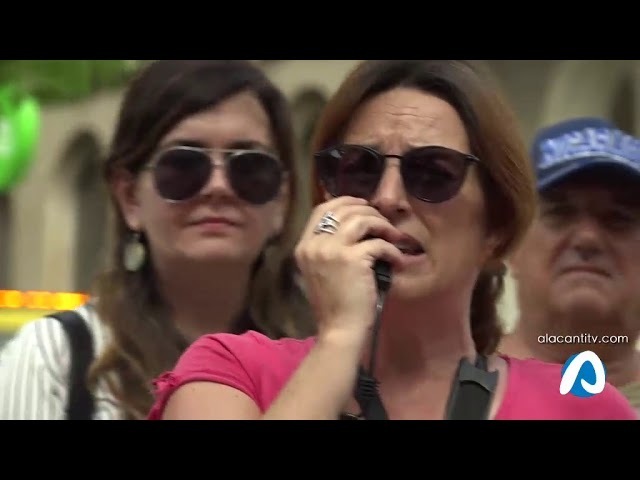 Protesta de las trabajadoras despedidas de la residencia de personas mayores Virgen del Remedio en Alicante