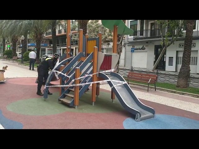 La Policía Local de Alicante revisa hoy el cierre de todos los parques y jardines para evitar aglomeraciones de familias