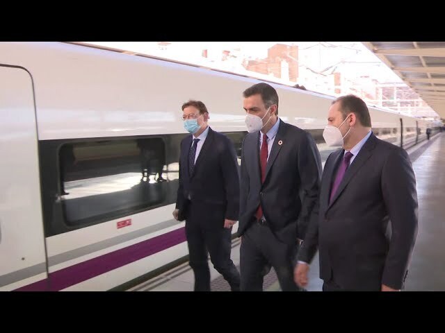 Sánchez hace el nuevo recorrido del AVE hasta Orihuela en un ‘tren especial’ con Puig y el ministro Ábalos