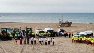 El Campello iza sus banderas y presenta el dispositivo de playas