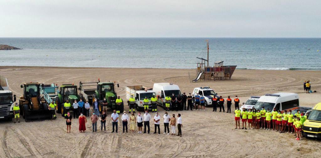 El Campello iza sus banderas y presenta el dispositivo de playas