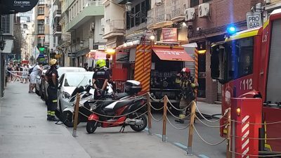 Los bomberos extinguen un incendio en un bar del centro