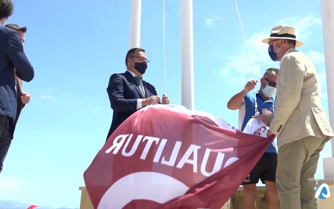 El Campello recibe la bandera de excelencia por sus playas