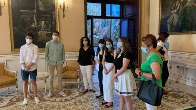 Los alumnos de Santa Teresa entrevistan a Conejero para sus trabajos de igualdad