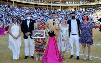 Alicante se entrega al ‘clan Manzanares’ con un emotivo homenaje