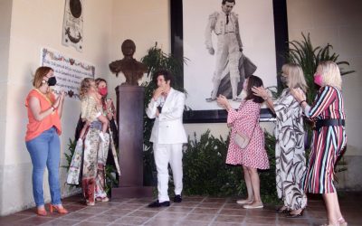 Morante dona al Ayuntamiento un busto de Manzanares